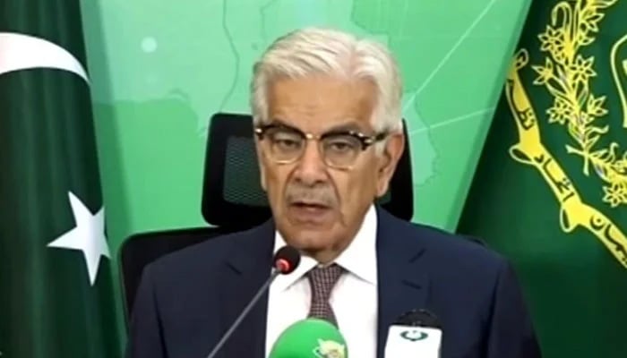غلام سرور نے کچھ لوگوں کو ٹارگٹ کیا، بیان نااہلی تھی، وزیر دفاع