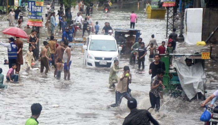 بارشوں سے تباہی، اسلام آباد، راولپنڈی، چکوال میں سیلابی صورتحال، ندی نالوں میں طغیانی، مزید 63 ہلاک، وزیراعظم کو بریفنگ