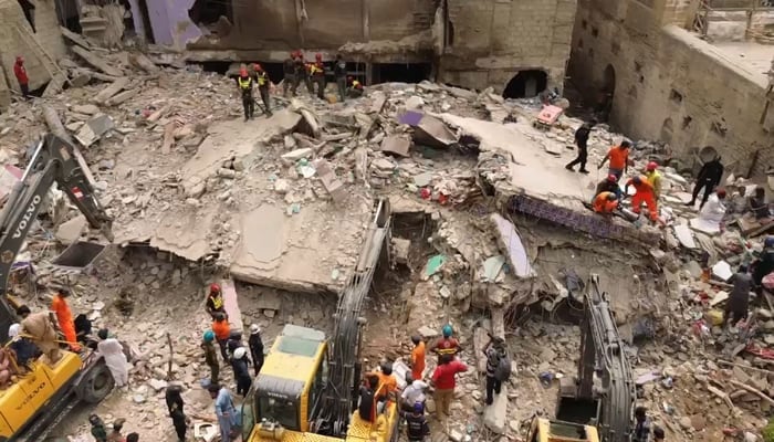 لیاری میں ایک اور عمارت کی بالائی منزل گر گئی، 2 بہنیں جاں بحق، 3 بچے زخمی
