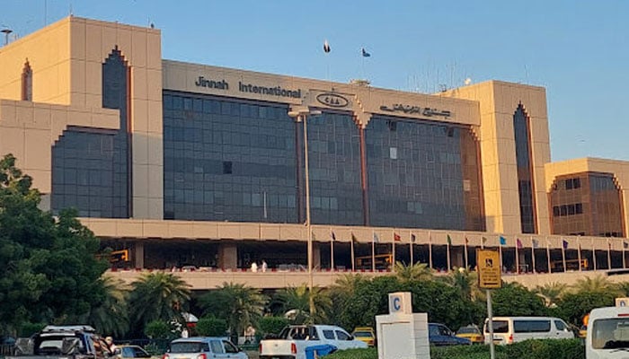 کراچی ایئرپورٹ سے کوئٹہ جانے والی خاتون مسافر کے سونے کے زیورات چوری، 6 لوڈرز مشکوک قرار