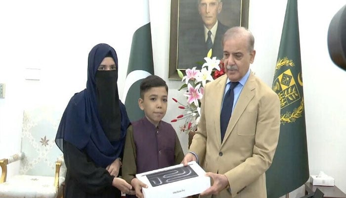 وزیراعظم سے نوعمر طلحہ احمد کی ملاقات