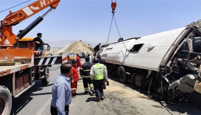 ایران میں مسافر بس کو حادثہ، 21 افراد جاں بحق، 34 زخمی