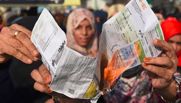 سرجانی ٹاؤن میں بجلی کی طویل بندش کے خلاف علاقہ مکینوں کا سڑک بلاک کرکے احتجاج، ٹریفک کی روانی متاثر