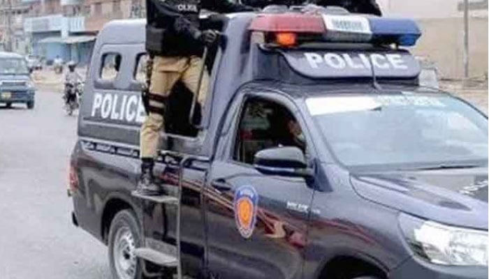میٹرک بورڈ آفس کے قریب تیز رفتار پولیس موبائل فٹ پاتھ پر چڑھ گئی، تین اہلکار زخمی