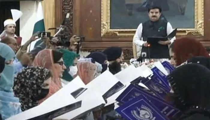 گورنر KP نے پشاور ہائیکورٹ کے حکم پر 25 ارکان اسمبلی سے حلف لے لیا، اقدام غیر آئینی، چیلنج کریں گے، وزیراعلیٰ