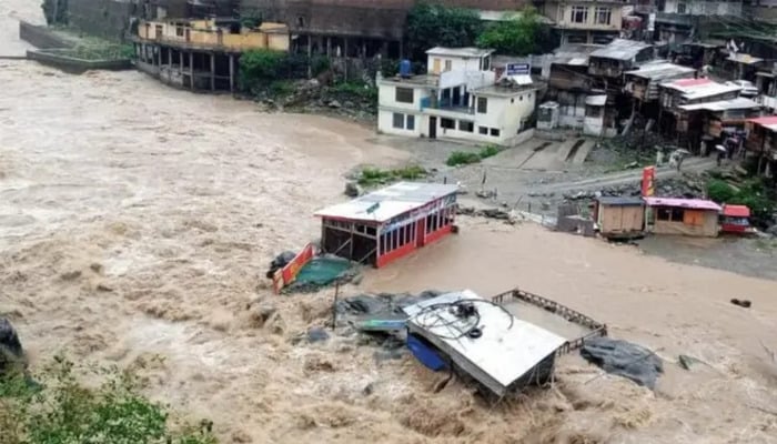 گلگت، موسلا دھار بارشیں، بابو سرٹاپ میں 8 گاڑیاں بہہ گئیں، 3 سیاح جاں بحق
