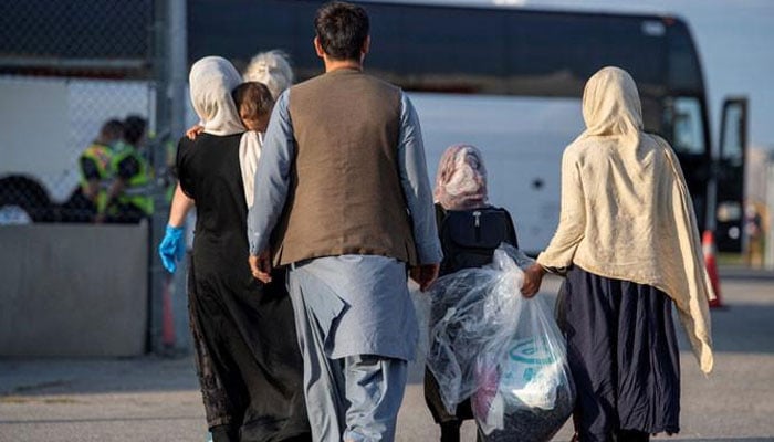 پاکستان اور ایران کے بعد امارات نے بھی افغان باشندوں کو واپس بھیجنا شروع کردیا