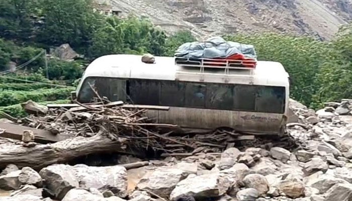 بابوسر ٹاپ پر خوفناک تباہی‘ سڑکیں، پل تباہ ہوگئے