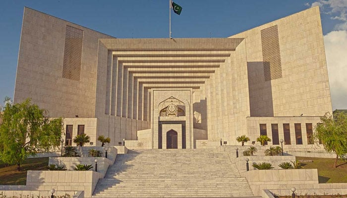 اپیل یا آئینی درخواست زیرالتوا ہونے سے ازخود چیلنج شدہ فیصلے پر عملدرآمد نہیں رکتا، سپریم کورٹ