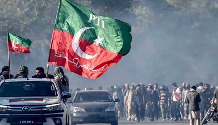 PTI نے گرفتار کارکنوں کو بےیار و مددگار چھوڑ دیا؛ ورثاء غصہ میں پھٹ پڑے