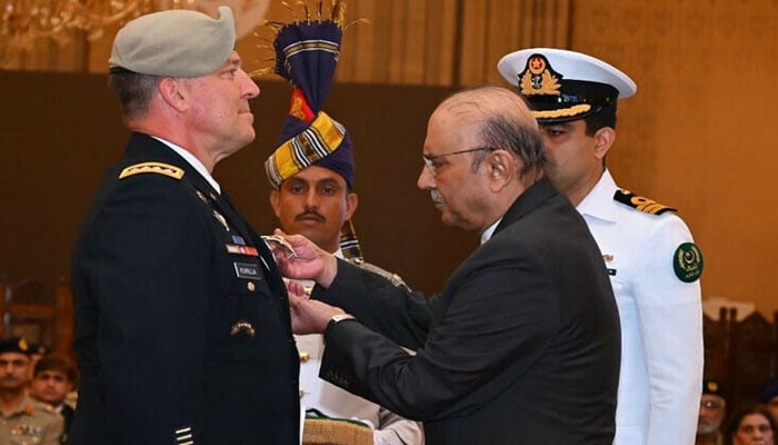 صدر مملکت نے امریکی سینٹ کام چیف جنرل مائیکل ای کوریلا کو نشان امتیاز (ملٹری) کا اعزاز عطا کردیا