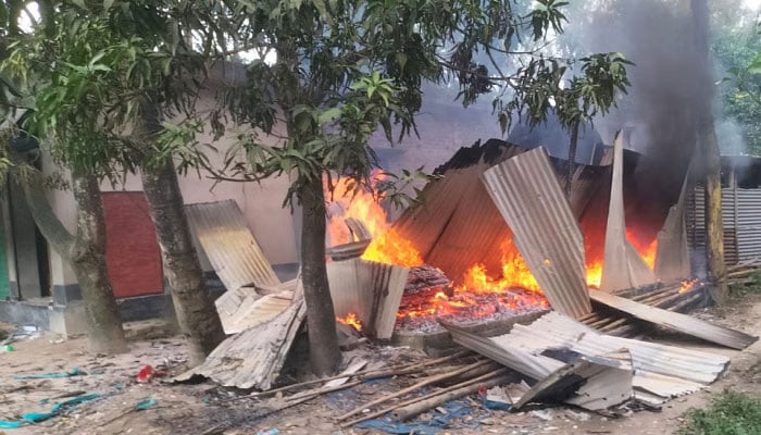 بنگلہ دیش، مسجد کی توسیع پر دوگروپوں میں تصادم، ایک ہلاک، 24 گھر نذر آتش