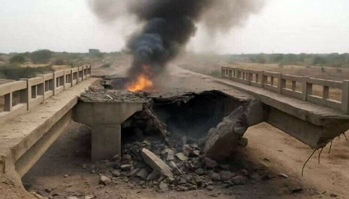 بنوں، جانی خیل پل کو دھماکے سے اڑانے کی کوشش، جزوی نقصان پہنچا، علاقہ سیل
