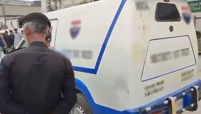 کورنگی، نجی بینک کی وین سے 97 لاکھ روپے لوٹ لئے گئے، فائرنگ سے 2 سیکورٹی گارڈز زخمی