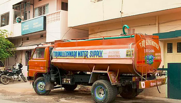 نارتھ کراچی کے متعدد سیکٹرز میں پانی کی 22 روز سے بندش کیخلاف احتجاج