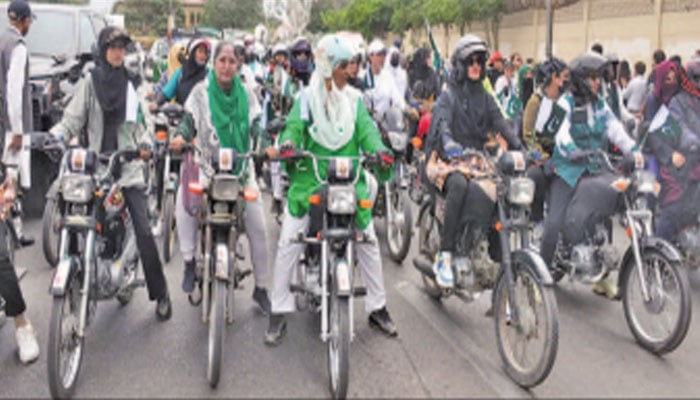 قائد اعظم ہاؤس سے چوکنڈی قبرستان تک خواتین موٹر سائیکل ریلی نکالی گئی