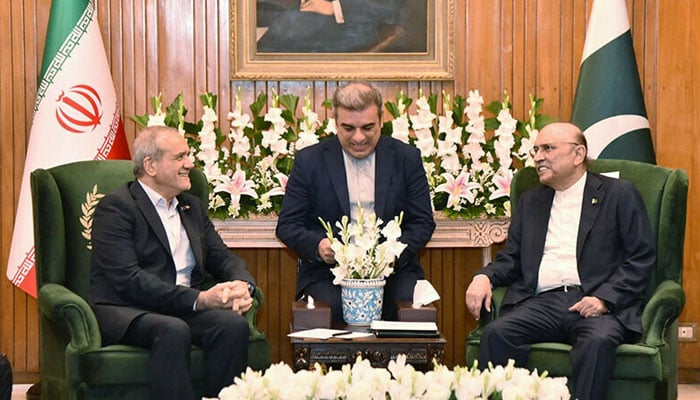 صدر مملکت سے ایرانی ہم منصب کی ملاقات، دو طرفہ تعاون کے فروغ کے عزم کا اعادہ