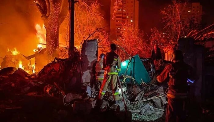 روس کے آئل ڈپو پر یوکرین کے حملے سے آگ لگ گئی، ماسکو کے حملے میں 7 افراد زخمی