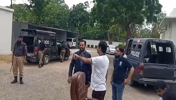 وفاقی وزیر صحت کا کراچی ایئرپورٹ پر قائم ڈسپنسری کا دورہ، مریضوں سے سہولیات پر گفتگو