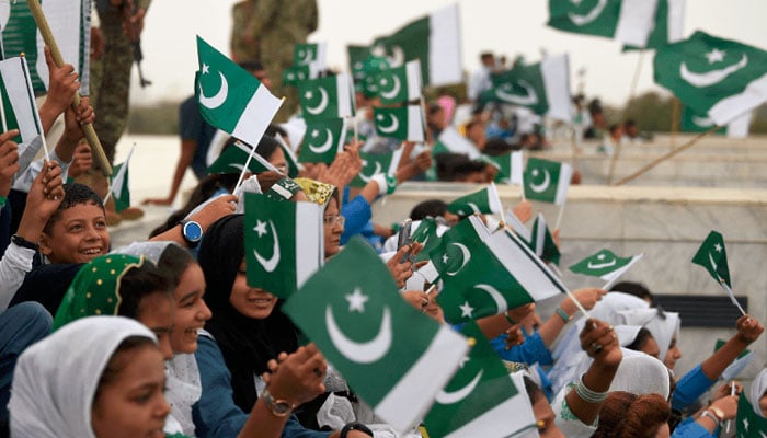 یوم استحصال کشمیر، پیپلز چورنگی سے ریلی نکالی گئی، مشعال ملک اور بیٹی کی مزار قائد پر حاضری