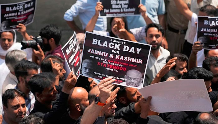 کنٹرول لائن کے دونوں جانب استحصال یوم کشمیر پر احتجاج، ریلیاں