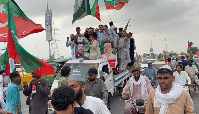 عمران خان کی دو سالہ قید کیخلاف پشاور میں بھی احتجاجی ریلی