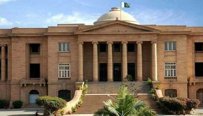 سندھ ہائیکورٹ: رفاہی پلاٹ کا تجارتی استعمال، جواب نہ جمع کرانے پر جرمانہ