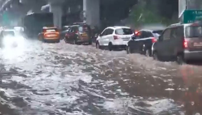نئی دہلی میں موسلا دھار بارش، نظام زندگی درہم برہم ، پروازیں تاخیر کا شکار
