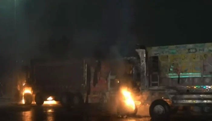 کراچی، ڈمپر کی ٹکر سے بہن، بھائی جاں بحق، باپ زخمی، مشتعل شہریوں نے 7 ڈمپر جلا دیئے