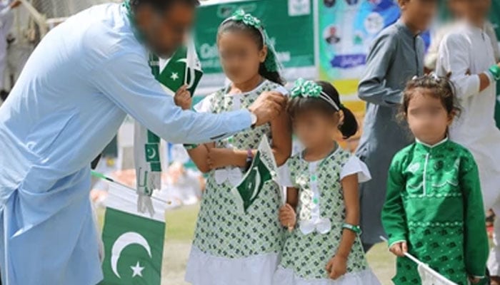 جشن آزادی، قادری ہاؤس میں پرچم کشائی اور کیک کٹنگ کی تقریب کا انعقاد
