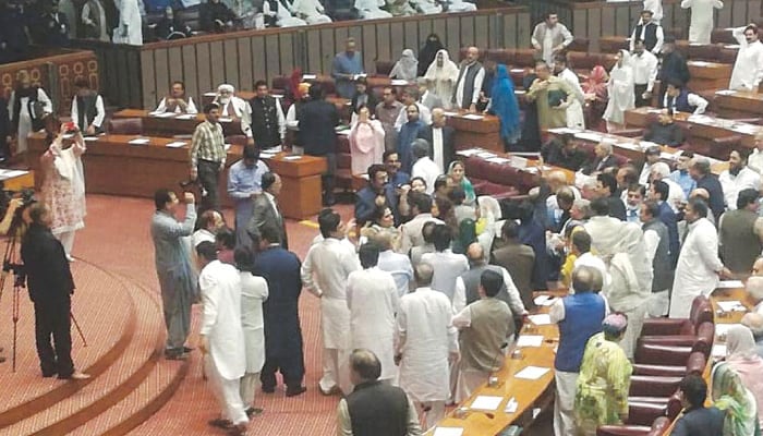 قومی اسمبلی، پی ٹی آئی ارکان کا احتجاج، نعرے، اسپیکر ڈائس کا گھیراؤ