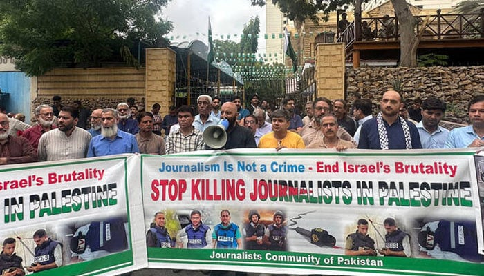 کراچی، غزہ کے شہید صحافیوں کو خراج عقیدت پیش کرنے کیلئے صحافیوں کا مظاہرہ