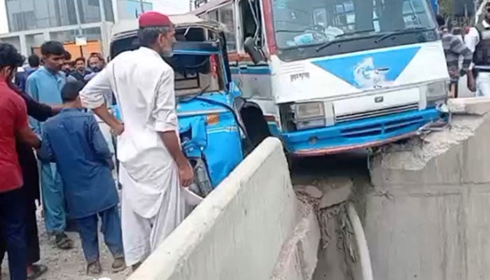 نارتھ ناظم آباد، تیز رفتار اسکول وین اور رکشا میں تصادم، ڈرائیور بچوں کو چھوڑ کر فرار