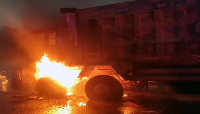 حادثے کے بعد ڈمپرز جلانے کا واقعہ، 20 افراد زیر حراست، تفتیش جاری