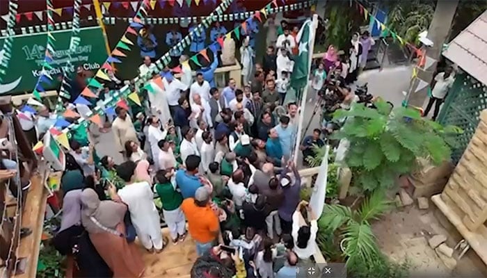 یوم آزادی، کراچی پریس کلب میں پرچم کشائی اور کیک کاٹنے کی تقریب