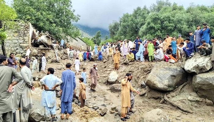 KP، بارشوں سے تباہی، 300 ہلاک، سیکڑوں لاپتہ، باجوڑ میں امدادی ہیلی کاپٹر کریش، 5 شہید، وزیراعظم کا ہنگامی اجلاس