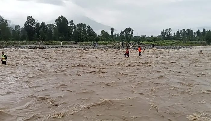 کے پی میں سیلاب کی تباہ کاریاں، لاشیں نکالنے کا سلسلہ جاری، بونیر میں 190 افراد کی نماز جنازہ ادا، میتوں کے لیے تابوت کم پڑگئے