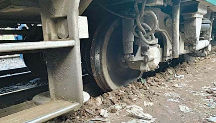 ٹرین کا انجن فیل، متبادل انجن بھی پٹڑی سے اترگیا، مسافروں کو پریشانی