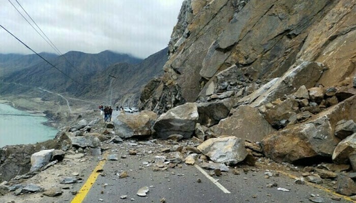 سیلاب سے تباہی، شاہراہ بلتستان تاحال بند، پیٹرول اور خوراک کی قلت