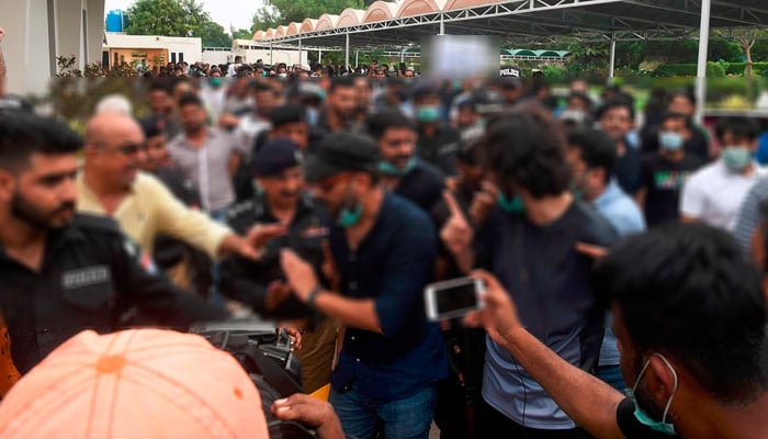 مختلف علاقوں میں بجلی کی بندش، احتجاج کے باعث ٹریفک کی روانی متاثر