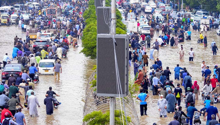 بارش سے کراچی کا انفرااسٹرکچر بری طرح متاثر، متعدد سڑکیں دھنس گئیں