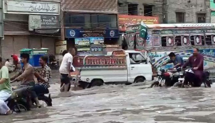 حیدرآباد سمیت گرد و نواح میں بارش، حیسکو کے 230  فیڈر ٹرپ، کئی شہر اندھیرے میں ڈوب گئے