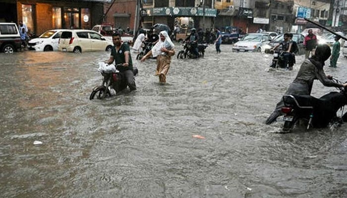 کراچی میں تیسرے روز بھی بارش، سڑکوں پر پانی جمع، ٹریفک کی روانی شدید متاثر، بجلی کا بریک ڈاؤن جاری