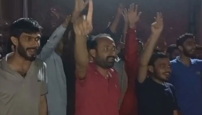 گلستان جوہر، بجلی کی طویل لوڈشیڈنگ کے خلاف مکینوں کا انوکھا احتجاج