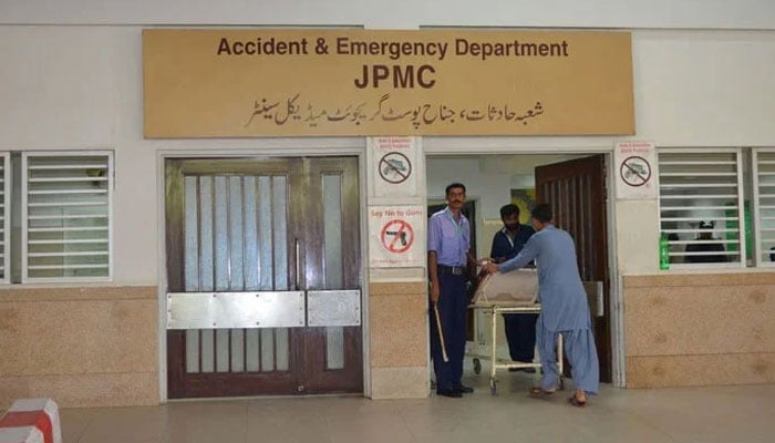 جناح اسپتال، وارڈ کی چھت کا پلستر گرنے سے نرس زخمی، نرسنگ اسٹاف خوفزہ ہوکر باہر آگیا