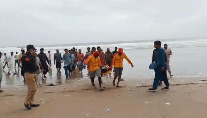 ہاکس بے پر سمندر میں نہاتے ہوئے تین دوست ڈوب گئے، ایک کو بچا لیا گیا