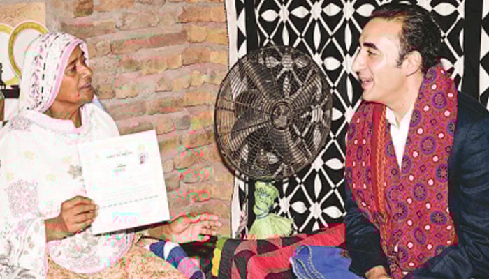 بلاول بھٹو کا گوٹھ راہوجا کا دورہ، سیلاب زدگان میں گھروں کے مالکانہ حقوق کی تقسیم
