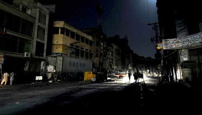 گلشن اقبال اور جناح ٹاؤنز کے دفاتر میں 2 دن سے بجلی بند، عملے اور شہریوں کو مشکلات