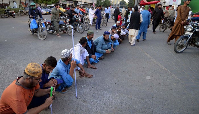 نابینا افراد کا کراچی پریس کلب پر احتجاج پانچ فیصد کوٹے پر ملازمتوں کا مطالبہ