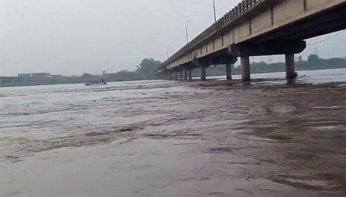 بھارت، دریائے جہلم میں بھی پانی چھوڑ دیا، خوشاب کو خطرہ، جھنگ میں بڑا ریلا داخل، شہر کے تاریخی پل کے قریب شگاف ڈال دیا گیا